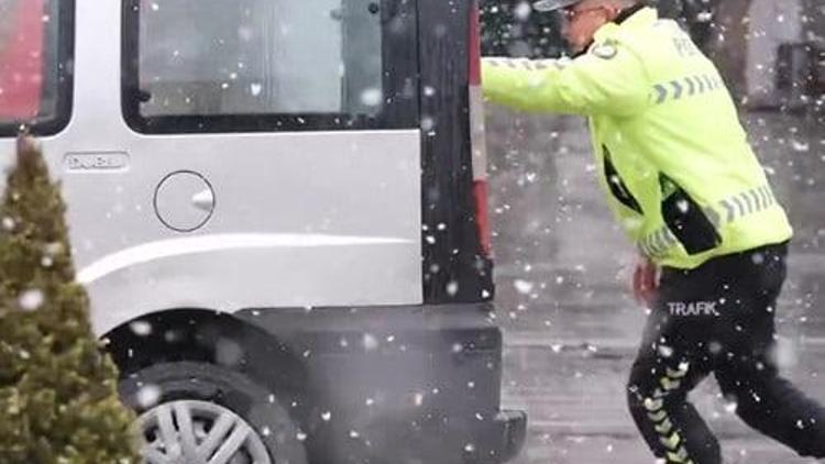 Aracı yol ortasında arıza yapan sürücünün yardımına polis ekipleri yetişti