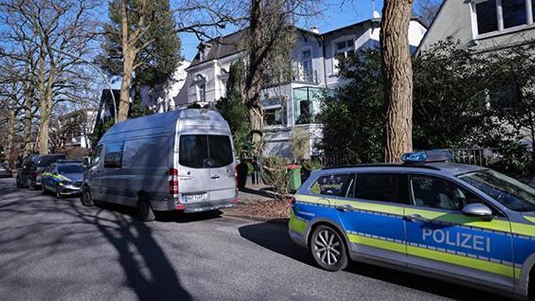 Hamburg bu cinayeti konuşuyor: Genç adam annesini katletti, üvey annesini...