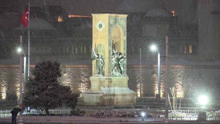 İstanbulda kar, gece saatlerinde etkili oldu