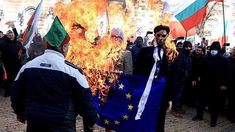 Bulgaristan’da ‘Euro’ karşıtı göstericiler AB binasını ateşe verdi
