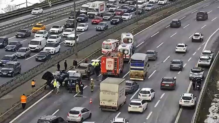 Eyüpsultanda TEM Otoyolunda zincirleme kaza