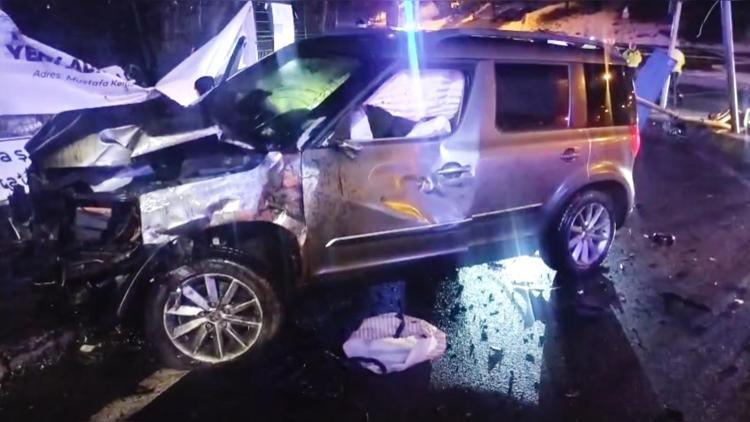 Ataşehirde trafik kazası: Buzlanan yolda kayarak direğe çarpan hafif ticari aracın sürücüsü hayatını kaybetti