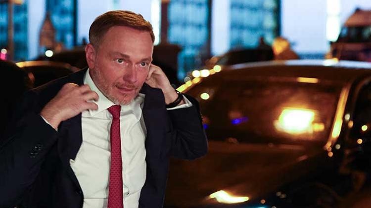 Seçimi kaybetti, siyaseti bıraktı