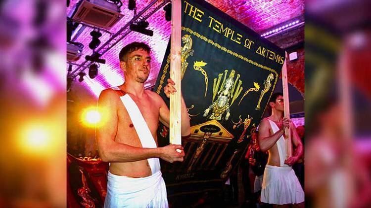 Emre Tamer Artemis’i podyuma taşıyor