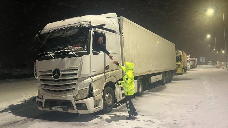 Iğdırda yolda kalan sürücülere polis ekipleri yardım etti