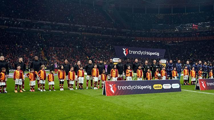 Galatasaray - Fenerbahçe maçı öncesi seremonide görülmemiş olay