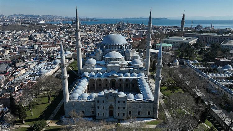 İstanbuldaki camiler mahyalarla süsleniyor