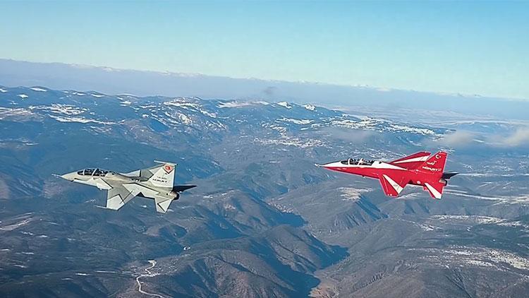 İki Hürjet aynı anda gökyüzünde TUSAŞ paylaştı: Ayyıldızlı kanatlarımızla tarih yazıyoruz