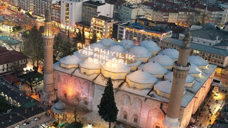 Bursadaki tarihi Ulu Camiye Allah iyilik yapanları sever yazılı mahya asıldı