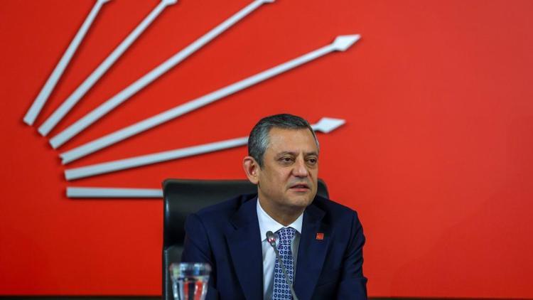 CHP Genel Başkanı Özgür Özel, milletvekilleri ile bir araya geldi