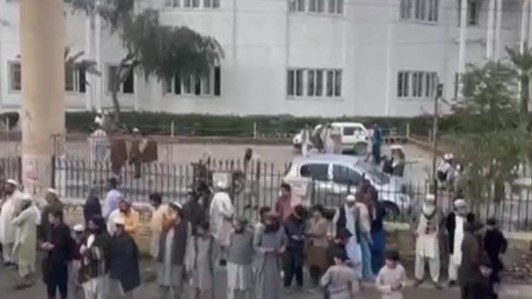Pakistanda camide patlama: Cuma namazı sırasında yaşandı