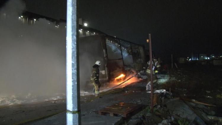 Arnavutköy’de 2 tır alev topuna döndü