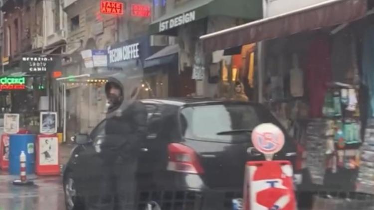 İstanbul- Karaköyde korsan otoparkçılara denetim; üzerinden silah çıktı