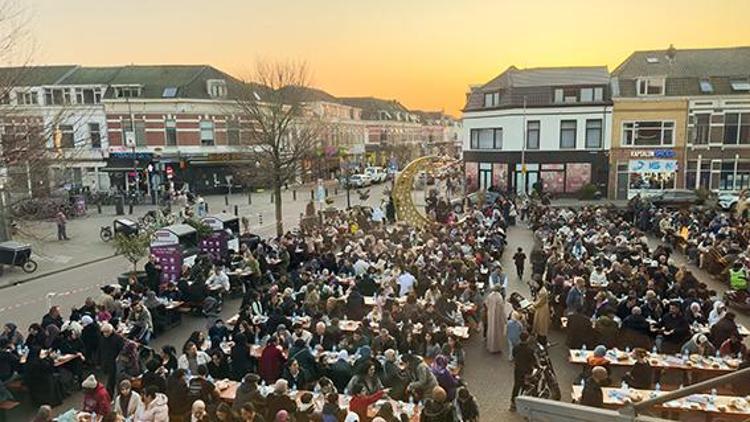 Hollanda’da 1600 kişilik dev sokak iftarı