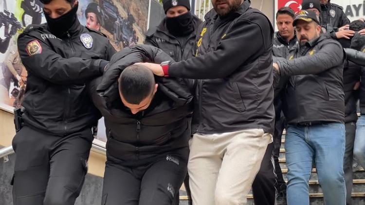 İstanbulda esnafın kâbusu oluşlardı... Evlerinde bomba ve çok sayıda silah ele geçirildi