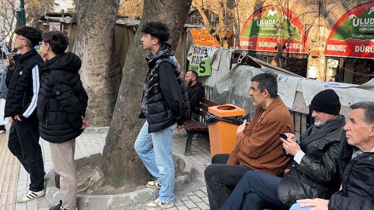 Belediyeden seyirlik çalışma Kilometrelerce uzaktan gelenler var... İftara kadar vakit geçirmek için film izler gibi izliyorlar