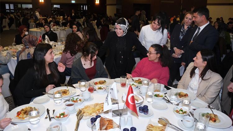 Bursiyerleriyle iftarda buluştu