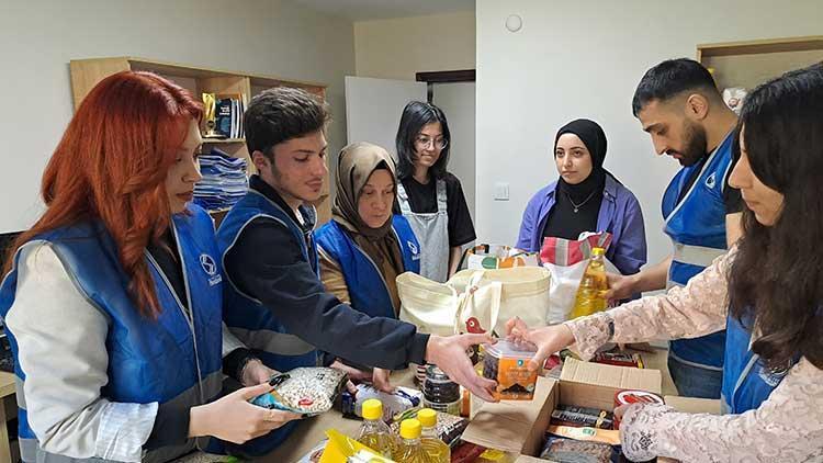 Üniversite öğrencileri ramazanda yardımlarıyla ihtiyaç sahiplerinin gönlüne dokunuyor