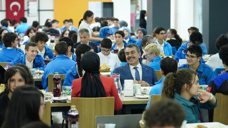 Bakan Tekin, İftarda Konuşalım programında öğrencilerle buluştu
