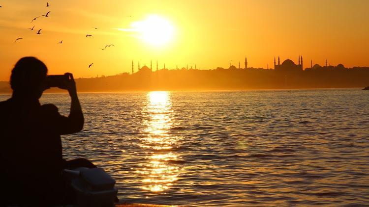 İstanbula mart ayında yaz geliyor: Sıcaklıklar mevsim normallerinin üstüne çıkacak... Meteoroloji ve AKOM gün gün paylaştı