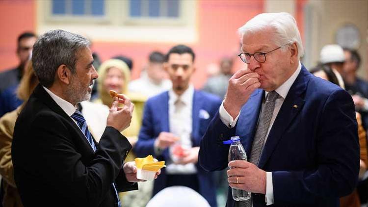 Ezandan sonra hurma yiyip suyunu içti