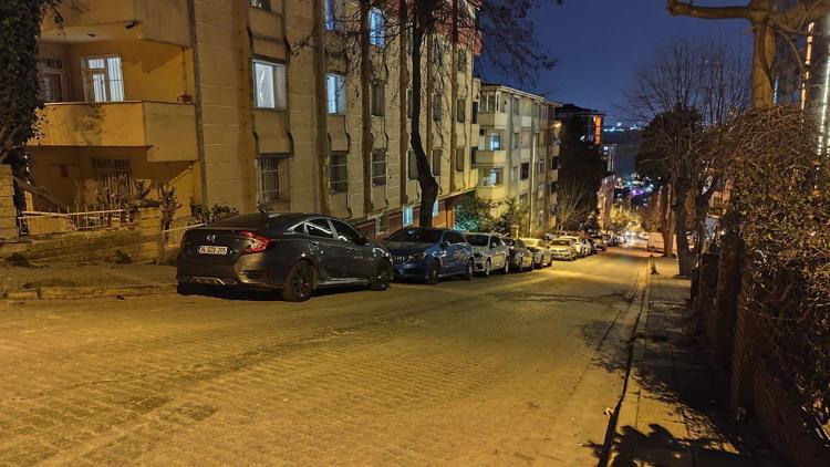 İstanbul- Küçükçekmecede motosikletli şüpheliler park halindeki otomobile ateş açtı