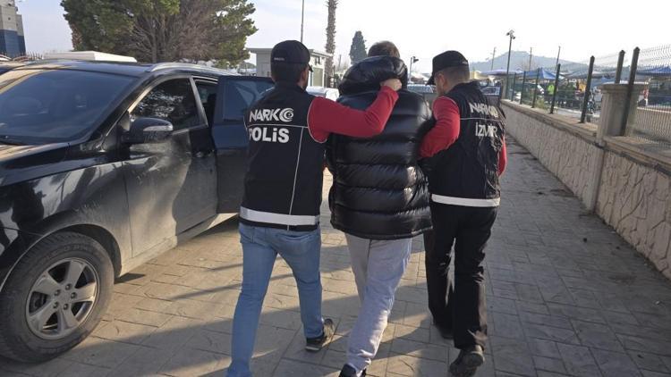 Interpol tarafından kırmızı bültenle aranıyordu İzmirde yakalandı