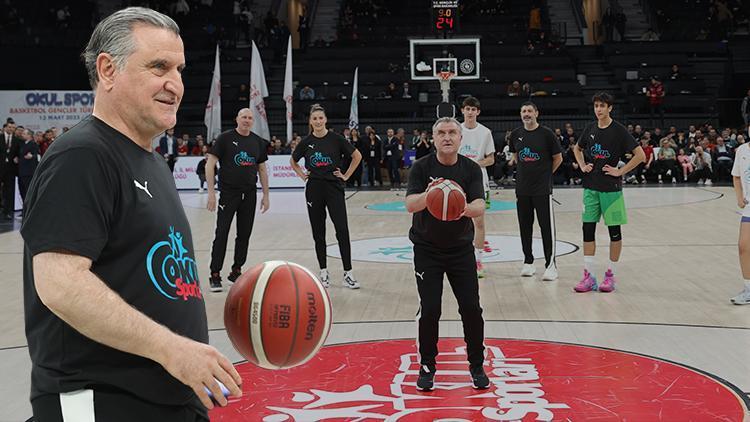 Gençlik ve Spor Bakanı Osman Aşkın Bak gösteri maçında parkeye çıktı