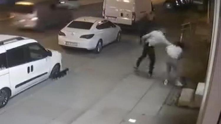 Avcılarda sokak ortasında kadına yumrukla saldırdı
