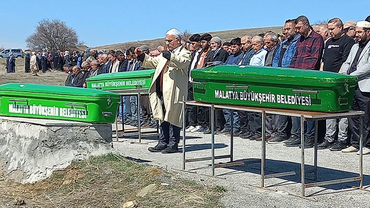 Bu acıya yürek dayanmaz Aynı aileden 3 kişi yaşamını yitirmişti: Yan yana toprağa verildiler