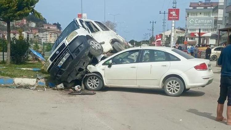Sinopta otomobil ile çarpışan panelvanın sürücüsü yaralandı
