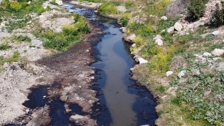 İnsan sağlığını da tehdit ediyor | Dere yatakları siyah aktı... Koku ve kirlilik nedeniyle isyan ettiler