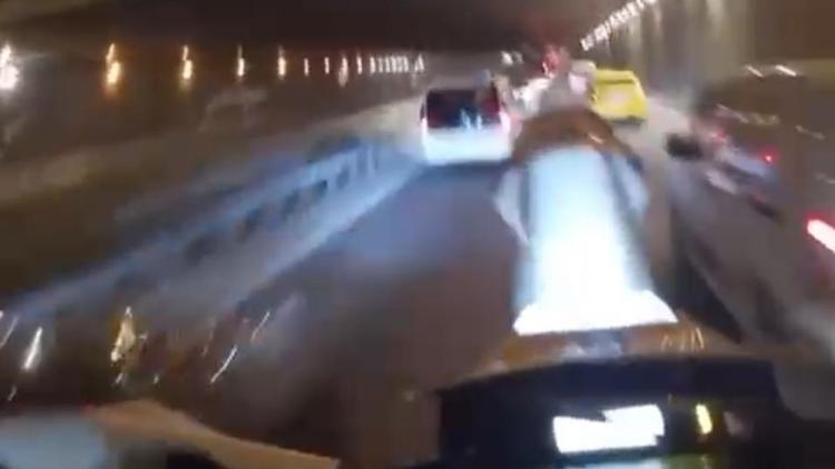 Trafikte motosikletiyle tek teker üzerinde ilerledi