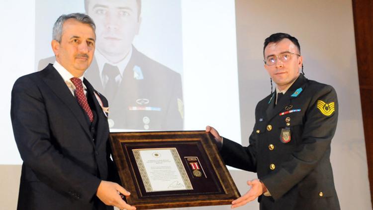 Suriyede terör saldırında yaralanan astsubaya Devlet Övünç Madalyası verildi