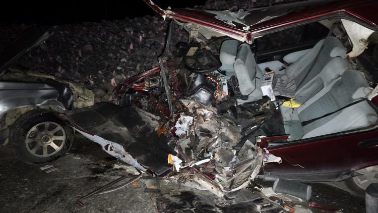 Bursada otomobil ile kamyonet çarpıştı: 1 ölü, 3 yaralı