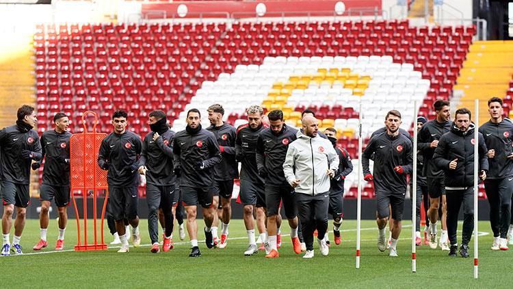 A Milli Futbol Takımı, Macaristan maçına hazır Mert Günok...