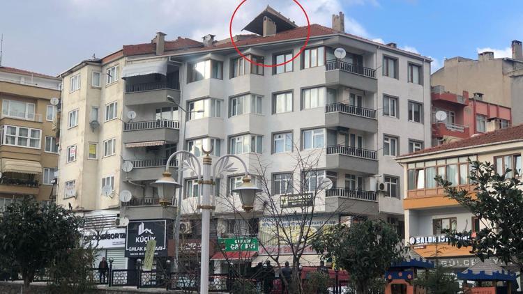 Bursada rüzgarla havalanan çatı, yan binanın üzerine uçtu