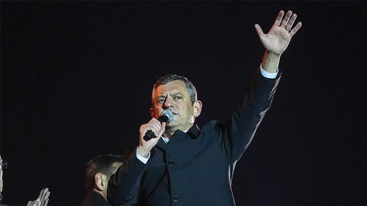 CHP Genel Başkanı Özel, İBB binası önünde toplananlara hitap etti