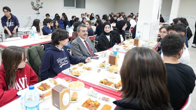 Bakan Tekin, lise öğrencileri ve öğretmenleriyle iftar sofrasında buluştu