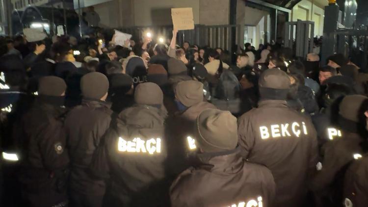 İstanbul-Avcılardaki kız yurdunda yaşanan mutfak görevlisi olayının ardından öğrenciler, yönetimi protesto etti