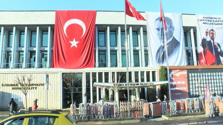 İstanbul- Saraçhanedeki İBB binasında kırılan camlar naylon ile kapatıldı