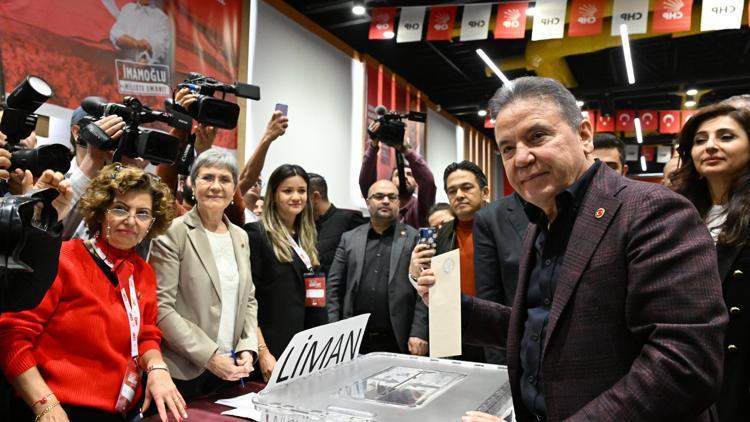 Antalya’da CHP’liler, ön seçim için sandık başına gitti
