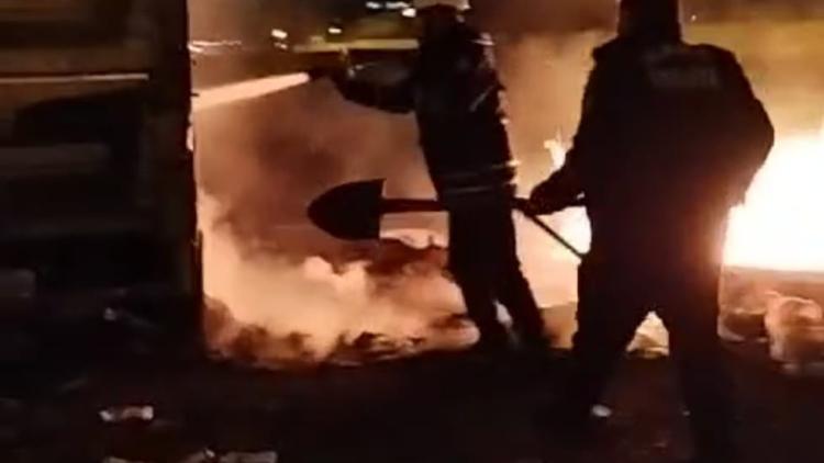 Karsta, kasasında geri dönüşüm malzemesi bulunan kamyonet yandı