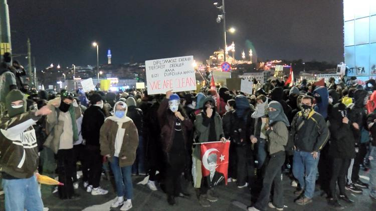 İstanbul - Galata Köprüsü’nde oturma eylemi yapan grup dağıldı