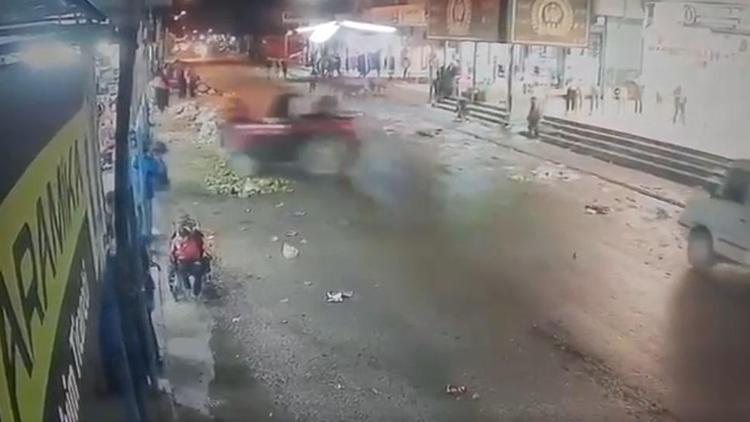 Ehliyetsiz sürücünün kullandığı traktör, mağazaya girdi; kaza kamerada