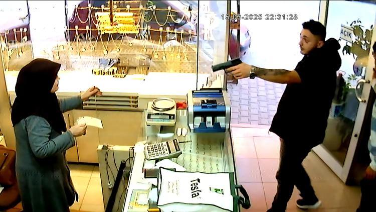 Tabanca ile girip, altın çalmak istediler; paniğe kapılınca kaçtılar