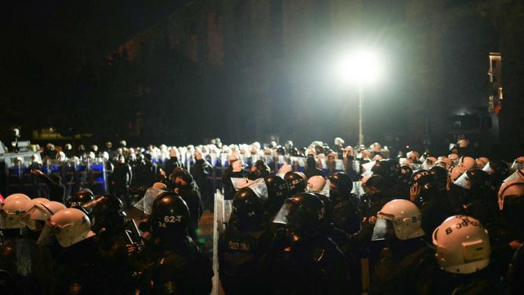 İstanbulda izinsiz gösterilere katılan 106 şüpheli yakalandı