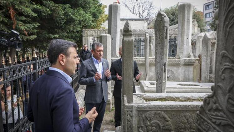 CHP lideri Özel, Şehzadebaşı Camiini ziyaret etti