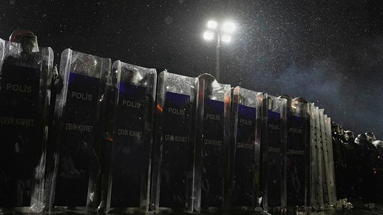 İstanbuldaki izinsiz gösterilerde tutuklanan yedi gazeteci tahliye edildi