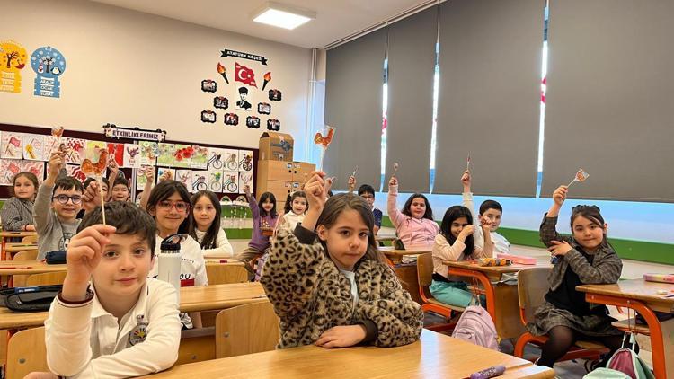 Öğrencilerin çifte tatili başladı: Kalemler dinlensin defterler uyusun